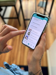 Person hält mobiles Telefon und öffnet mit der Digitalen Gesundheitsapp