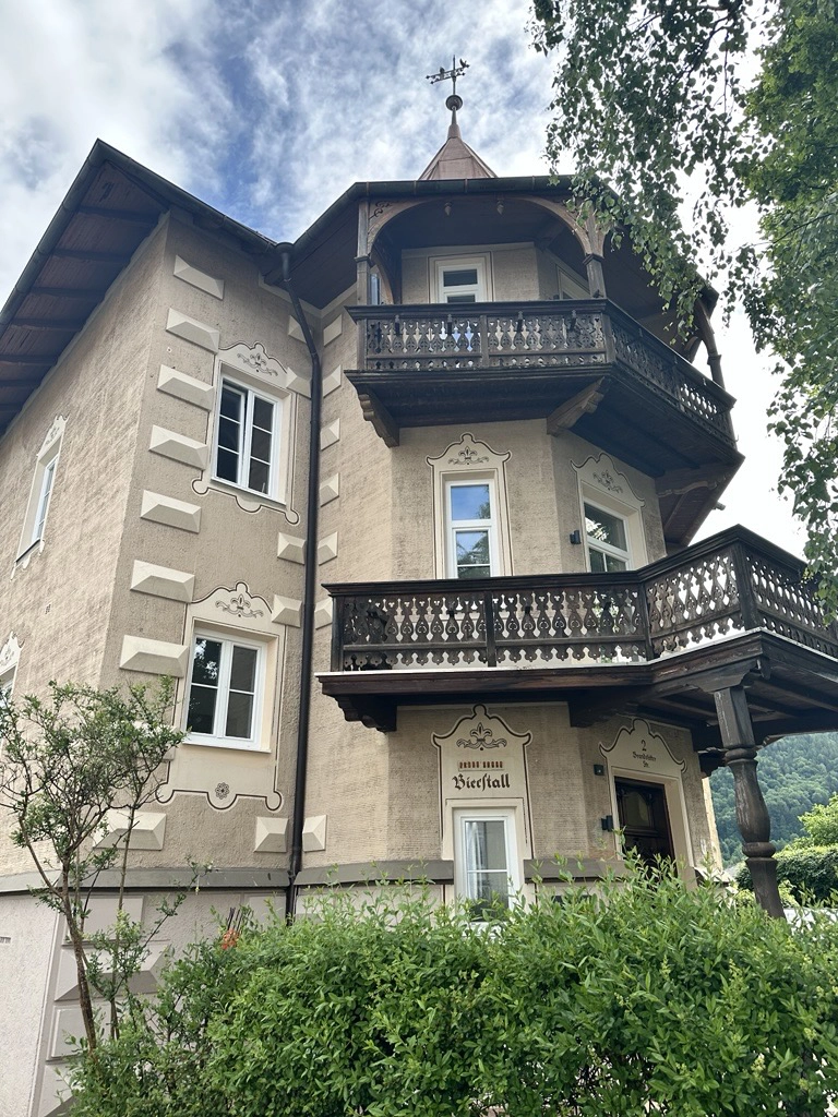 Nachmieter gesucht für Gewerbefläche in Ruhpolding. Villa Aussenansicht.