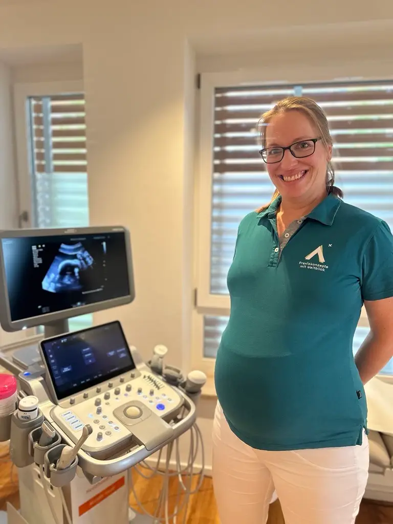 Dr. med. univ. S. Neugebauer in der Praxis mit Babybauch