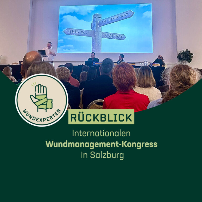 Vortragender auf der Bühne mit Publikum