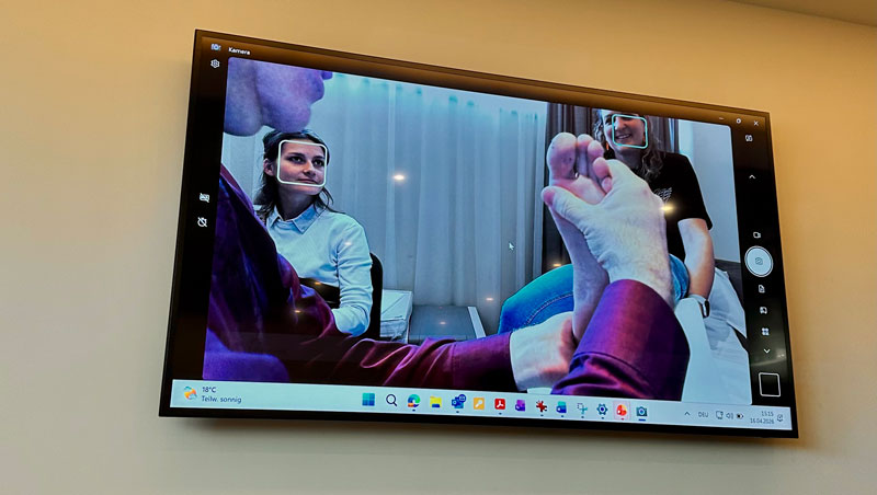 TV Bild zum Thema Wundversorgung. Zeigt Person hält Fuß