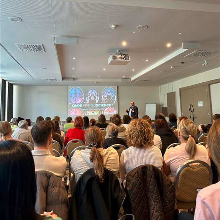 Vortragender mit Publikum zum Thema Hypnosetherapie
