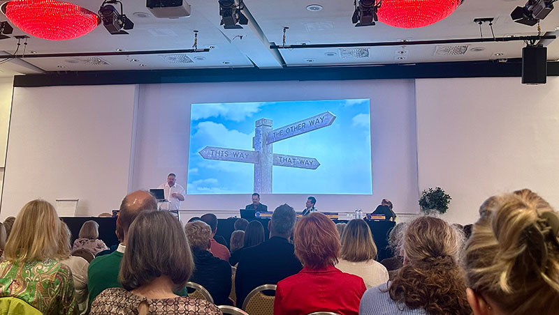 Vortragender mit Publikum zum Thema Wundversorgung