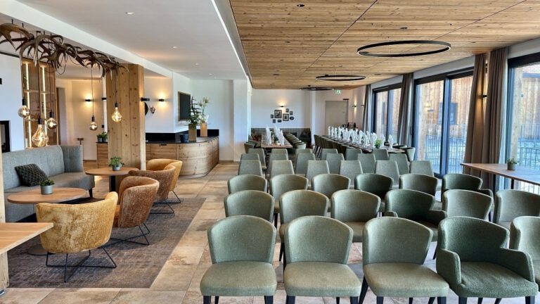 Moderne Eventlocation mit Sitzplätzen.