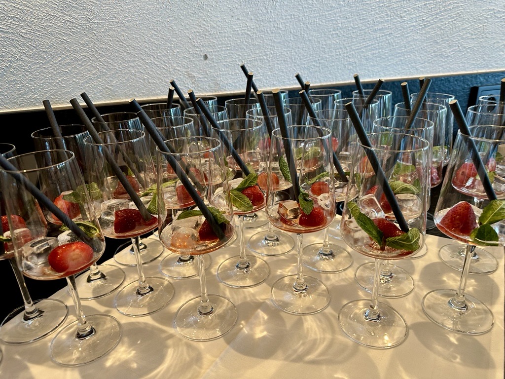 Gläser mit Erdbeeren und Minze